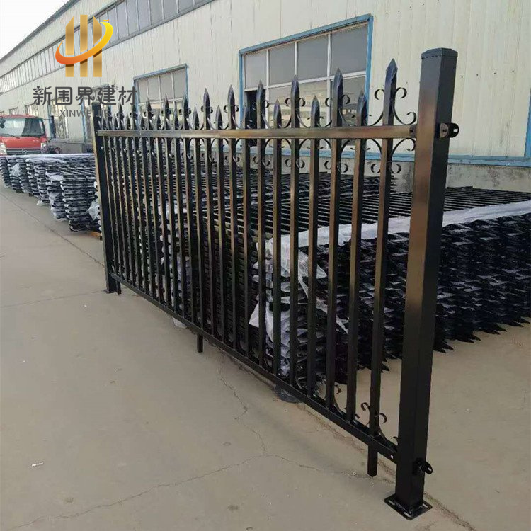 小區(qū)工廠防護(hù)欄桿、院墻鋅鋼柵欄與場(chǎng)區(qū)隔離鋅鋼圍欄 融合鋼絲繩網(wǎng)的產(chǎn)品特性解析